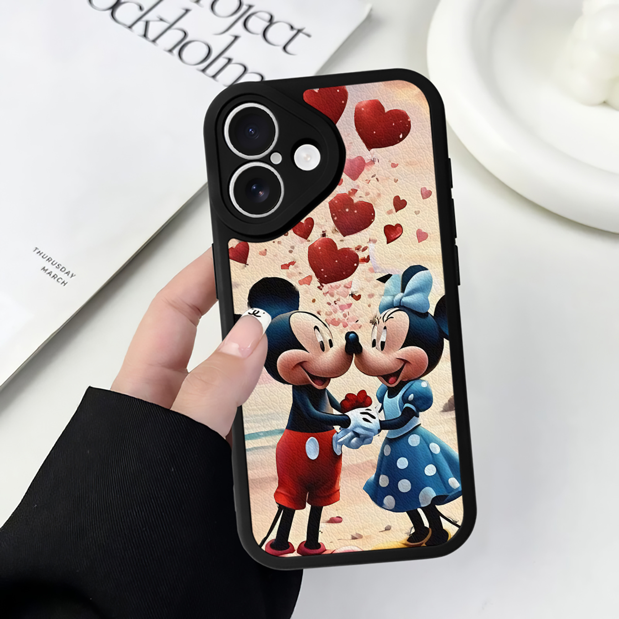 （画像用） ミッキーマウス Mickey Mouse 【iPhone 16シリーズ対応】シリコンスマホケース（レザー調） 材質：シリコン